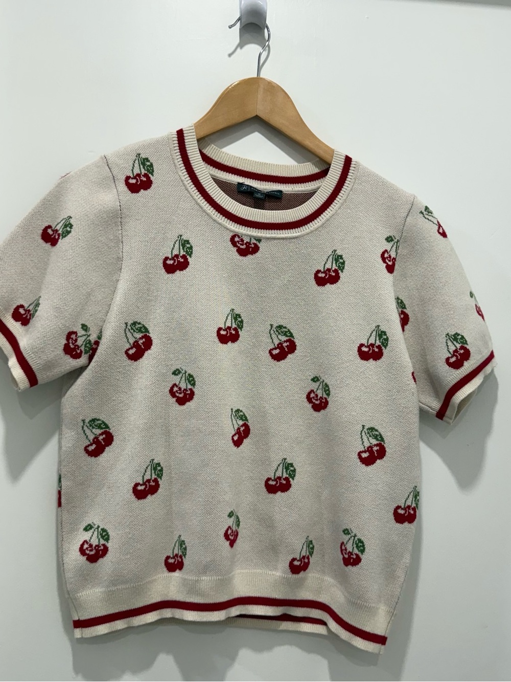 Adrianna Papell Cherry Print Knit Sweater Top M Cream Red Short Sleeve